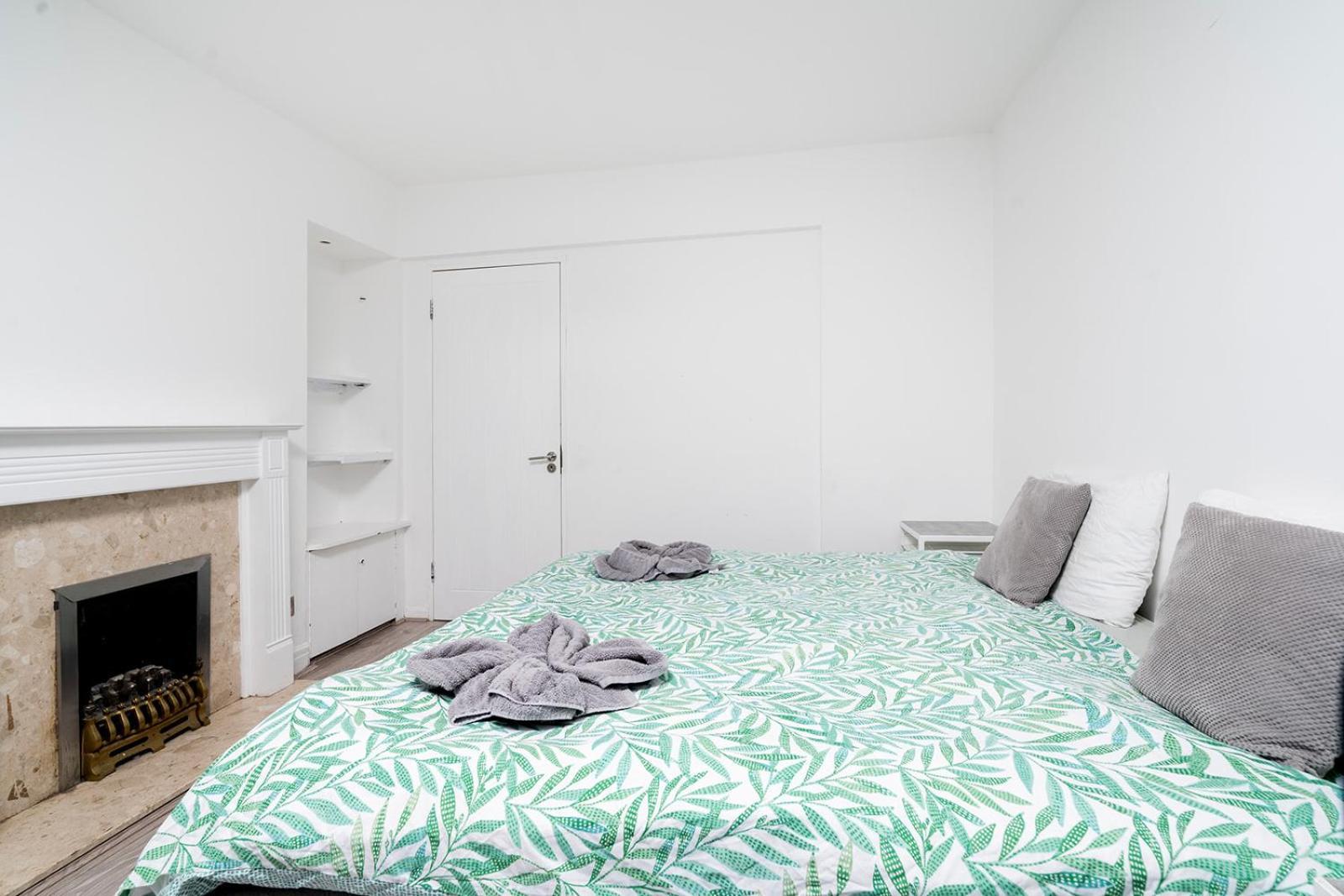 לונדון Large 4 Bedroom House With Parking Available מראה חיצוני תמונה